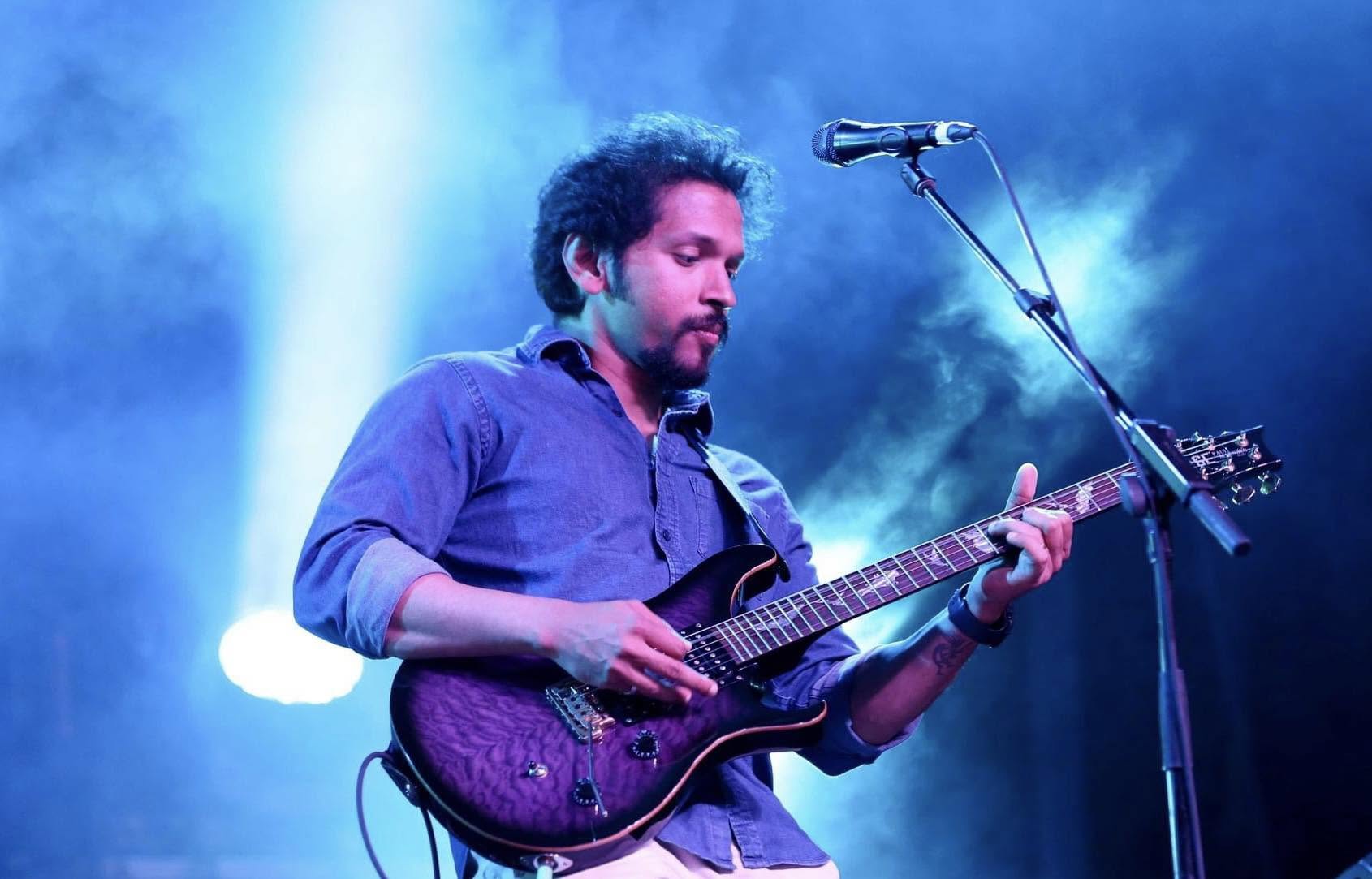 Glen Fernandez performing
